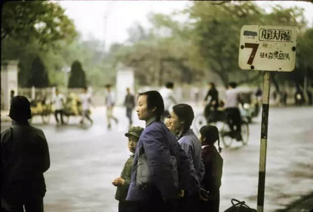 1972年嘅广州校园生活,当时啲学生哥能文能武! 1972年嘅广州校园生活,当时啲学生哥能文能武!