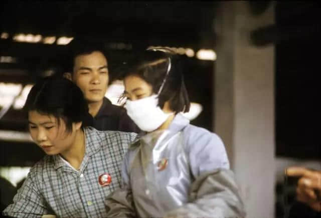 1972年嘅广州校园生活,当时啲学生哥能文能武! 1972年嘅广州校园生活,当时啲学生哥能文能武!