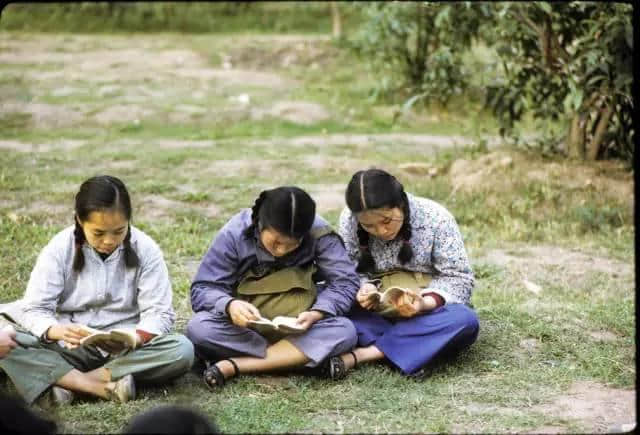 1972年嘅广州校园生活,当时啲学生哥能文能武! 1972年嘅广州校园生活,当时啲学生哥能文能武!