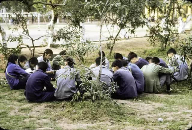 1972年嘅广州校园生活,当时啲学生哥能文能武! 1972年嘅广州校园生活,当时啲学生哥能文能武!