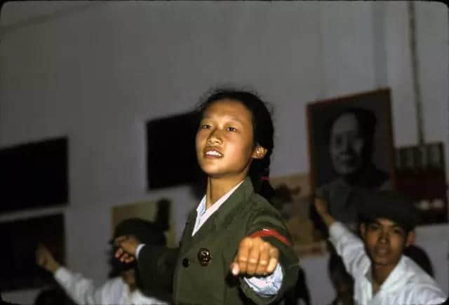 1972年嘅广州校园生活,当时啲学生哥能文能武! 1972年嘅广州校园生活,当时啲学生哥能文能武!