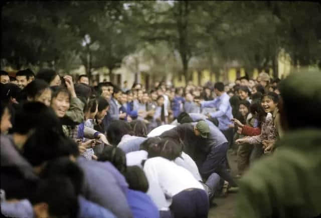 1972年嘅广州校园生活,当时啲学生哥能文能武! 1972年嘅广州校园生活,当时啲学生哥能文能武!