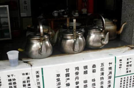 喺广东,冇一杯凉茶搞唔掂嘅事,如果有,就两杯! 喺广东,冇一杯凉茶搞唔掂嘅事,如果有,就两杯!