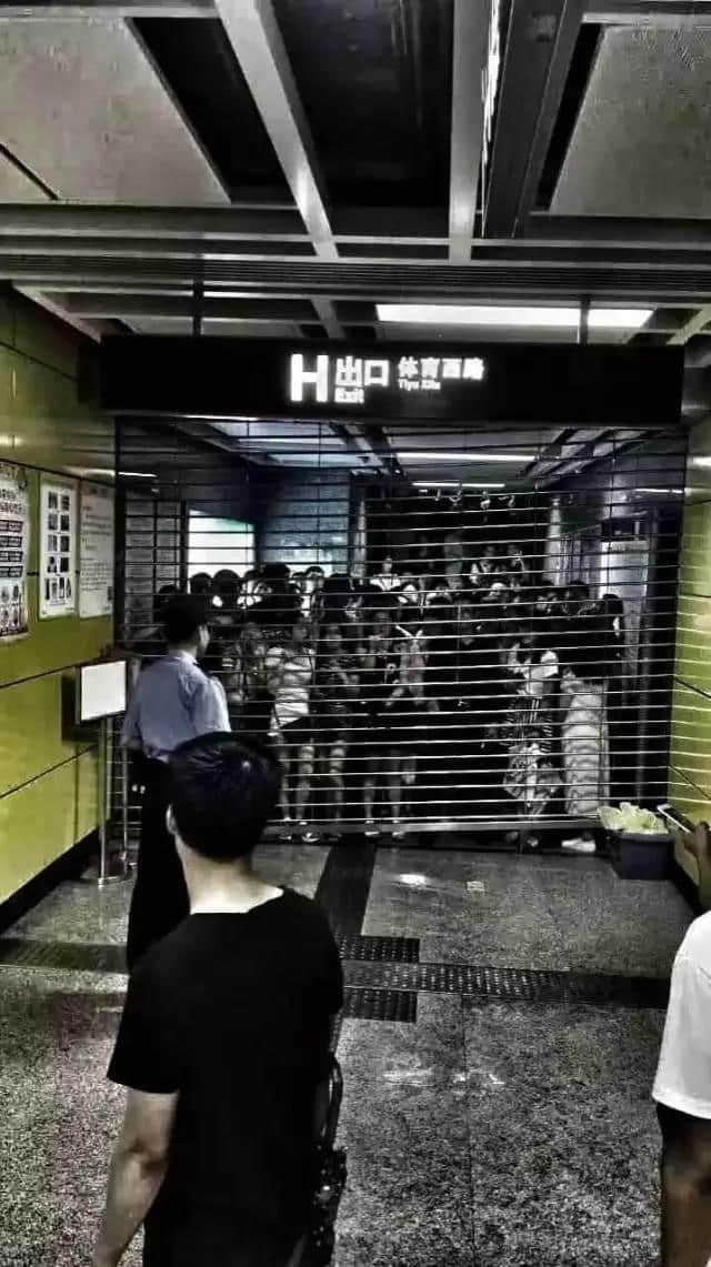 你以为系“妮妲”唔够力?系因为我哋广州有皇气罩住! 你以为系“妮妲”唔够力?系因为我哋广州有皇气罩住!