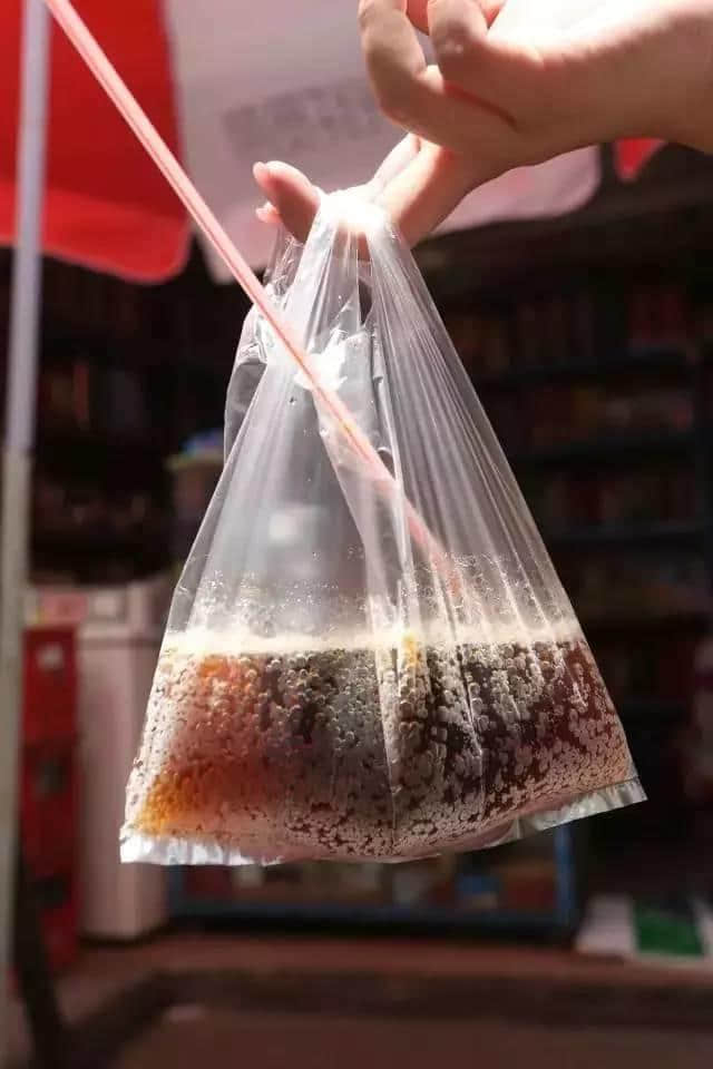 饮落似风油,闻落似皮炎平,但佢系广东人童年最爱嘅饮料。 饮落似风油,闻落似皮炎平,但佢系广东人童年最爱嘅饮料。