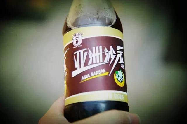 饮落似风油,闻落似皮炎平,但佢系广东人童年最爱嘅饮料。 饮落似风油,闻落似皮炎平,但佢系广东人童年最爱嘅饮料。