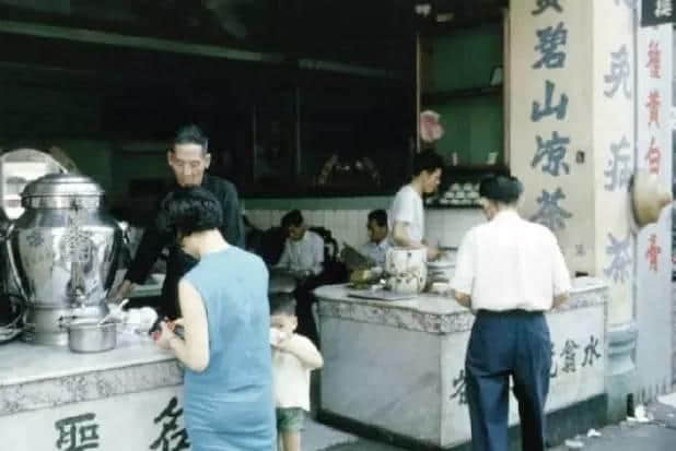 饮落似风油,闻落似皮炎平,但佢系广东人童年最爱嘅饮料。 饮落似风油,闻落似皮炎平,但佢系广东人童年最爱嘅饮料。