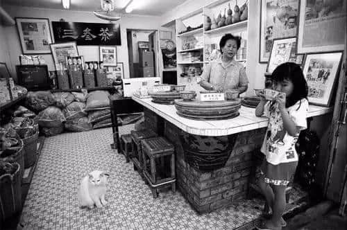 饮落似风油,闻落似皮炎平,但佢系广东人童年最爱嘅饮料。 饮落似风油,闻落似皮炎平,但佢系广东人童年最爱嘅饮料。