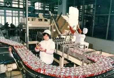 饮落似风油,闻落似皮炎平,但佢系广东人童年最爱嘅饮料。 饮落似风油,闻落似皮炎平,但佢系广东人童年最爱嘅饮料。