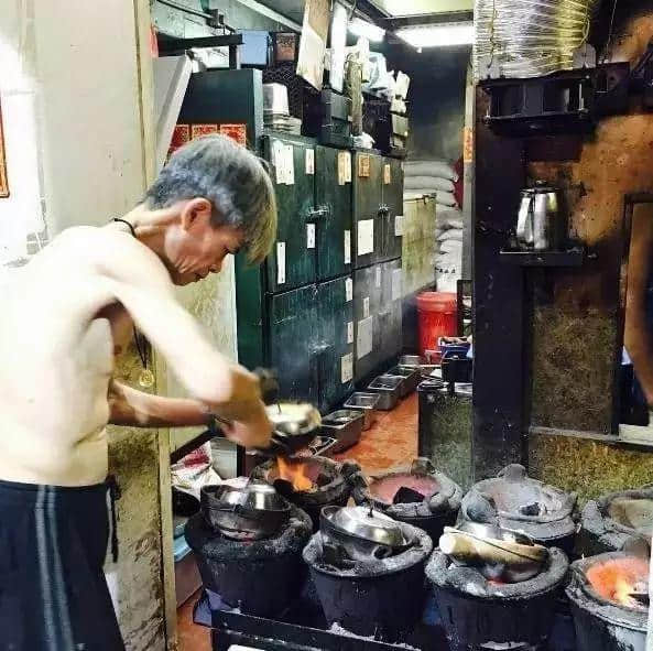 冬天比拥抱更温暖嘅,莫过于一煲腊味煲仔饭 冬天比拥抱更温暖嘅,莫过于一煲腊味煲仔饭