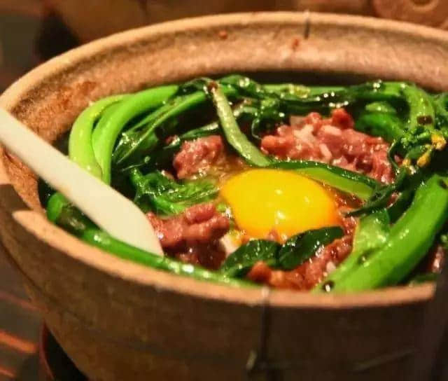 冬天比拥抱更温暖嘅,莫过于一煲腊味煲仔饭 冬天比拥抱更温暖嘅,莫过于一煲腊味煲仔饭