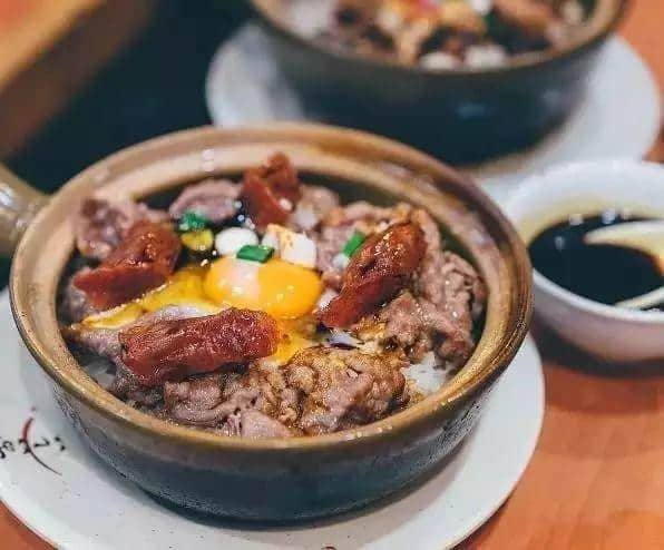 冬天比拥抱更温暖嘅,莫过于一煲腊味煲仔饭 冬天比拥抱更温暖嘅,莫过于一煲腊味煲仔饭