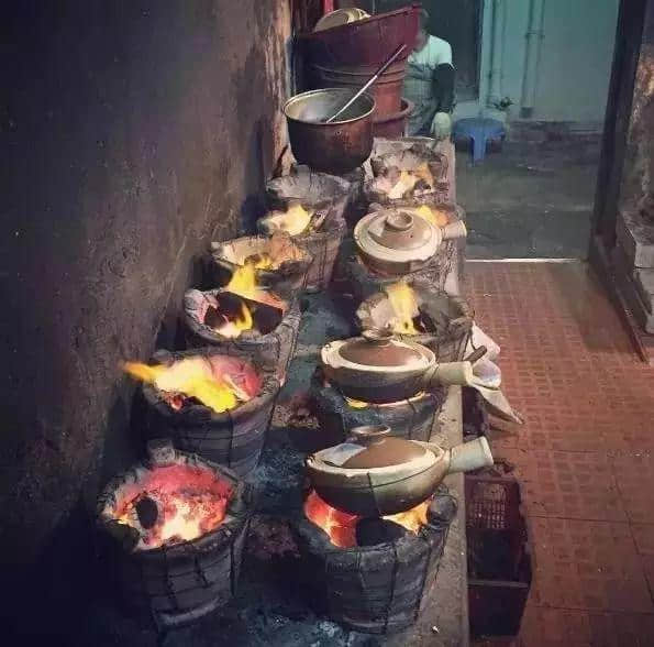 冬天比拥抱更温暖嘅,莫过于一煲腊味煲仔饭 冬天比拥抱更温暖嘅,莫过于一煲腊味煲仔饭