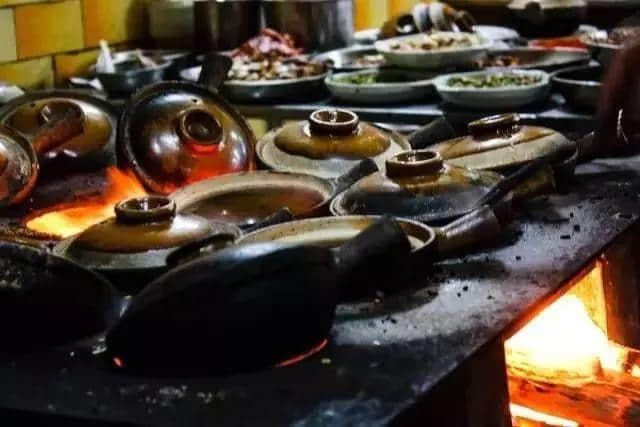 冬天比拥抱更温暖嘅,莫过于一煲腊味煲仔饭 冬天比拥抱更温暖嘅,莫过于一煲腊味煲仔饭