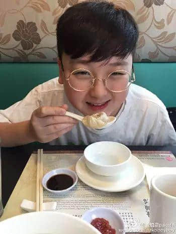 三岁出道，五岁同影帝演戏，八岁见过你所有男神，呢个就系佢哋嘅童年！