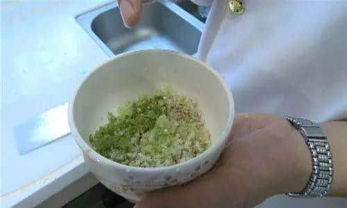 淡茂茂,血淋淋,只有广府人先会钟意呢道菜 淡茂茂,血淋淋,只有广府人先会钟意呢道菜