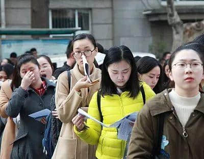 多少广州人,一辈子都没有想过要考公? | 30个对话,了解广州人的考公态度 多少广州人,一辈子都没有想过要考公? | 30个对话,了解广州人的考公态度