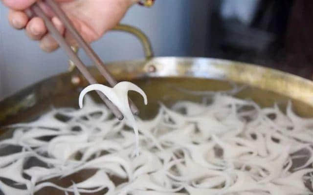 这碗日益衰落的传统小吃,牵动着多少广州人的童年 这碗日益衰落的传统小吃,牵动着多少广州人的童年