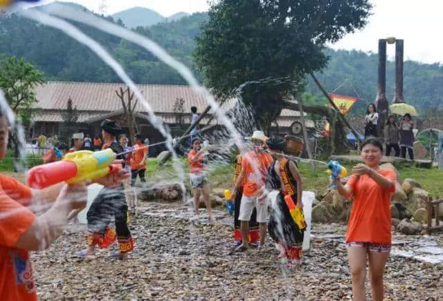 玩泼水节就要出国？NO！小编带你玩遍爱必侬那金谷第二届全民泼水节！