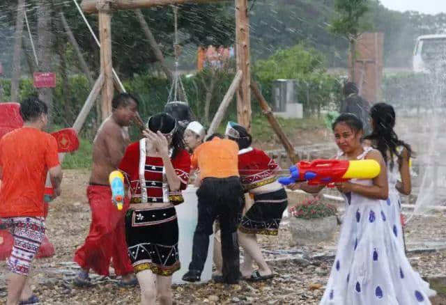 玩泼水节就要出国？NO！小编带你玩遍爱必侬那金谷第二届全民泼水节！