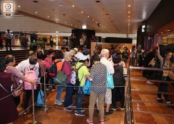 黃子華棟篤笑15萬張門票全部售罄!最高炒至1萬5!網站崩潰… 黃子華棟篤笑15萬張門票全部售罄!最高炒至1萬5!網站崩潰…