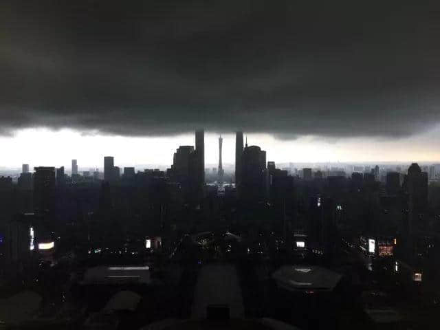 淼淼淼淼淼 | 朋友圈暴雨刷屏,我只服广州人 淼淼淼淼淼 | 朋友圈暴雨刷屏,我只服广州人