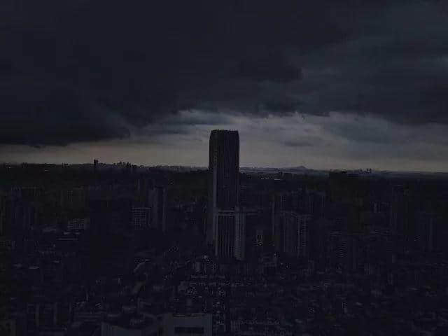 淼淼淼淼淼 | 朋友圈暴雨刷屏,我只服广州人 淼淼淼淼淼 | 朋友圈暴雨刷屏,我只服广州人