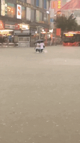 淼淼淼淼淼 | 朋友圈暴雨刷屏,我只服广州人 淼淼淼淼淼 | 朋友圈暴雨刷屏,我只服广州人