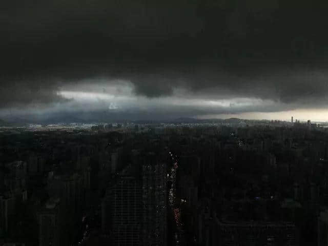 淼淼淼淼淼 | 朋友圈暴雨刷屏,我只服广州人 淼淼淼淼淼 | 朋友圈暴雨刷屏,我只服广州人