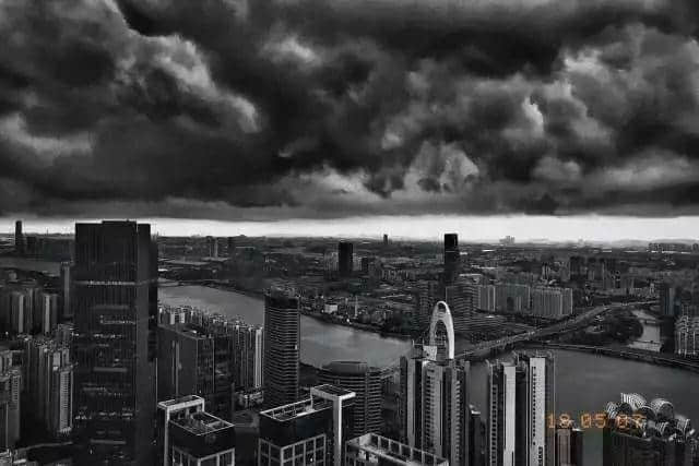 淼淼淼淼淼 | 朋友圈暴雨刷屏,我只服广州人 淼淼淼淼淼 | 朋友圈暴雨刷屏,我只服广州人