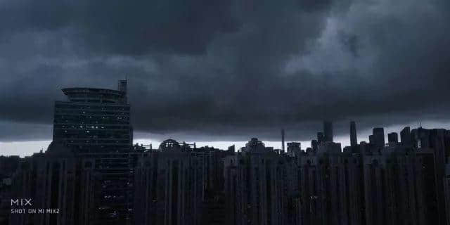 淼淼淼淼淼 | 朋友圈暴雨刷屏,我只服广州人 淼淼淼淼淼 | 朋友圈暴雨刷屏,我只服广州人