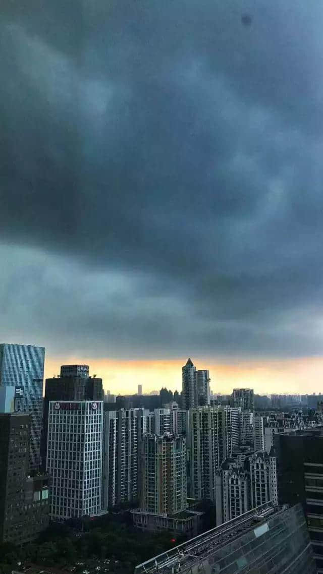 淼淼淼淼淼 | 朋友圈暴雨刷屏,我只服广州人 淼淼淼淼淼 | 朋友圈暴雨刷屏,我只服广州人