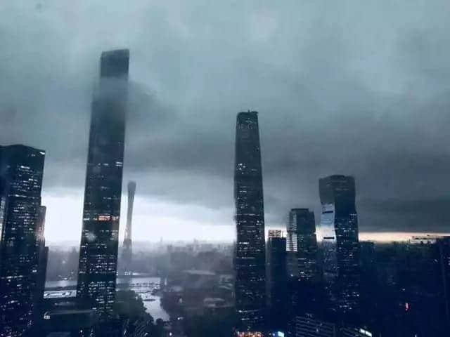 淼淼淼淼淼 | 朋友圈暴雨刷屏,我只服广州人 淼淼淼淼淼 | 朋友圈暴雨刷屏,我只服广州人