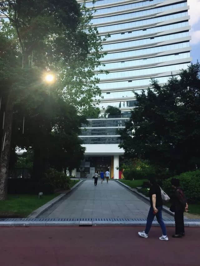 “从春广场到冬广场,我走了三年” | 细数珠江新城槽点 “从春广场到冬广场,我走了三年” | 细数珠江新城槽点