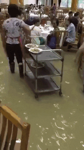 广州人:穷我都未惊过,我会惊台风+暴雨? 广州人:穷我都未惊过,我会惊台风+暴雨?