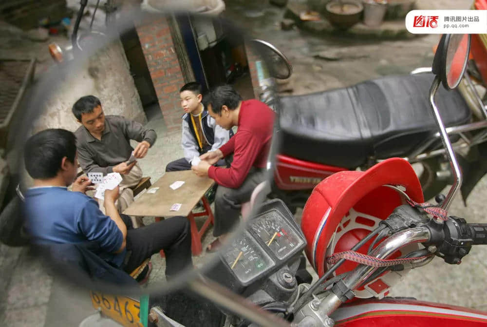 一辆摩托车,折叠了三个时代的广州 一辆摩托车,折叠了三个时代的广州