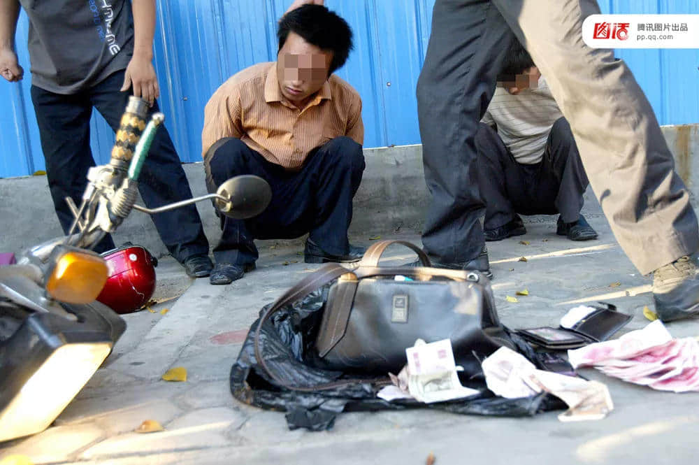 一辆摩托车,折叠了三个时代的广州 一辆摩托车,折叠了三个时代的广州