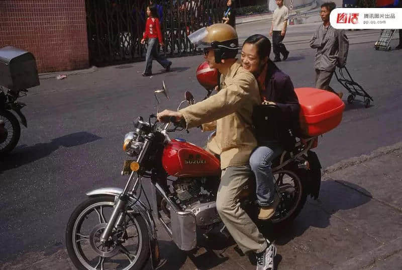 一辆摩托车,折叠了三个时代的广州 一辆摩托车,折叠了三个时代的广州