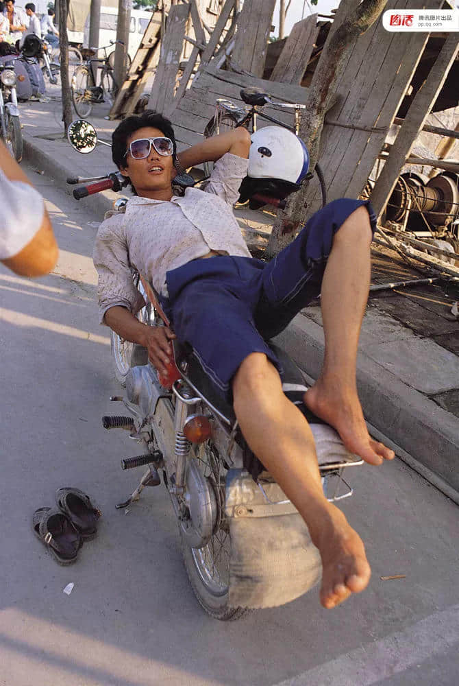 一辆摩托车,折叠了三个时代的广州 一辆摩托车,折叠了三个时代的广州