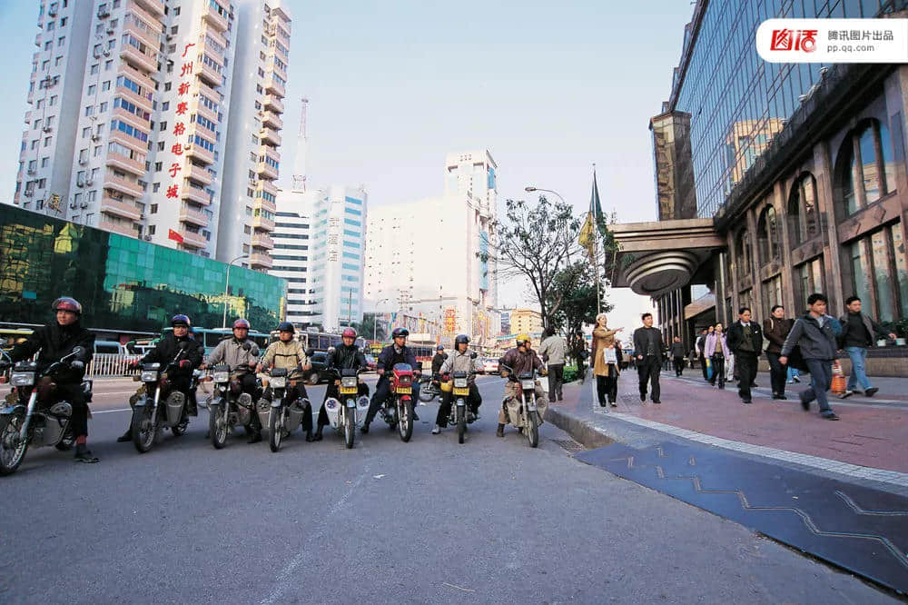 一辆摩托车,折叠了三个时代的广州 一辆摩托车,折叠了三个时代的广州