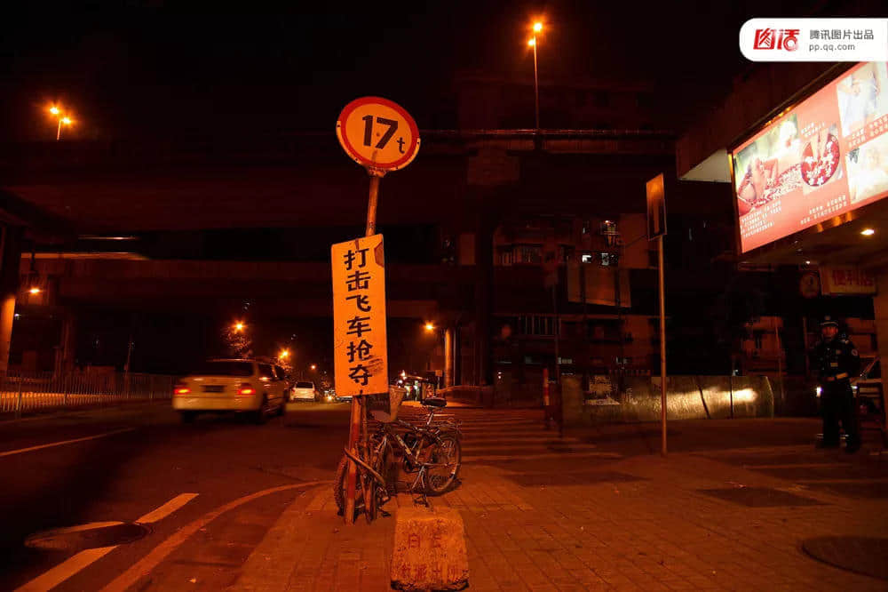 一辆摩托车,折叠了三个时代的广州 一辆摩托车,折叠了三个时代的广州