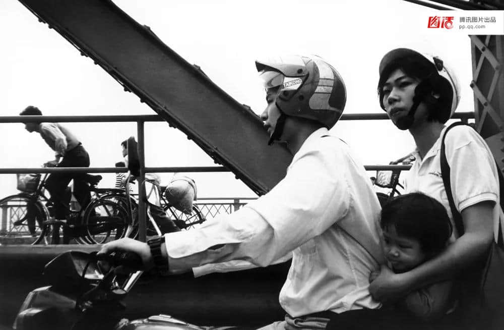 一辆摩托车,折叠了三个时代的广州 一辆摩托车,折叠了三个时代的广州