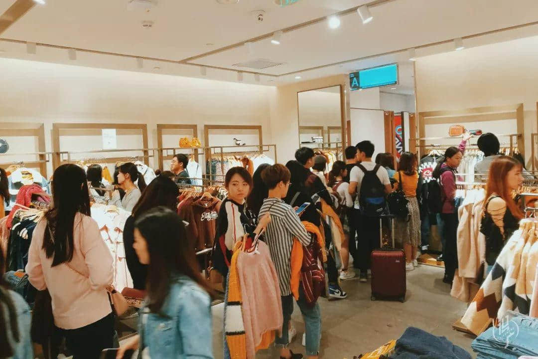 从黎明到夜深,广州人从一条队排到了另一条队 从黎明到夜深,广州人从一条队排到了另一条队