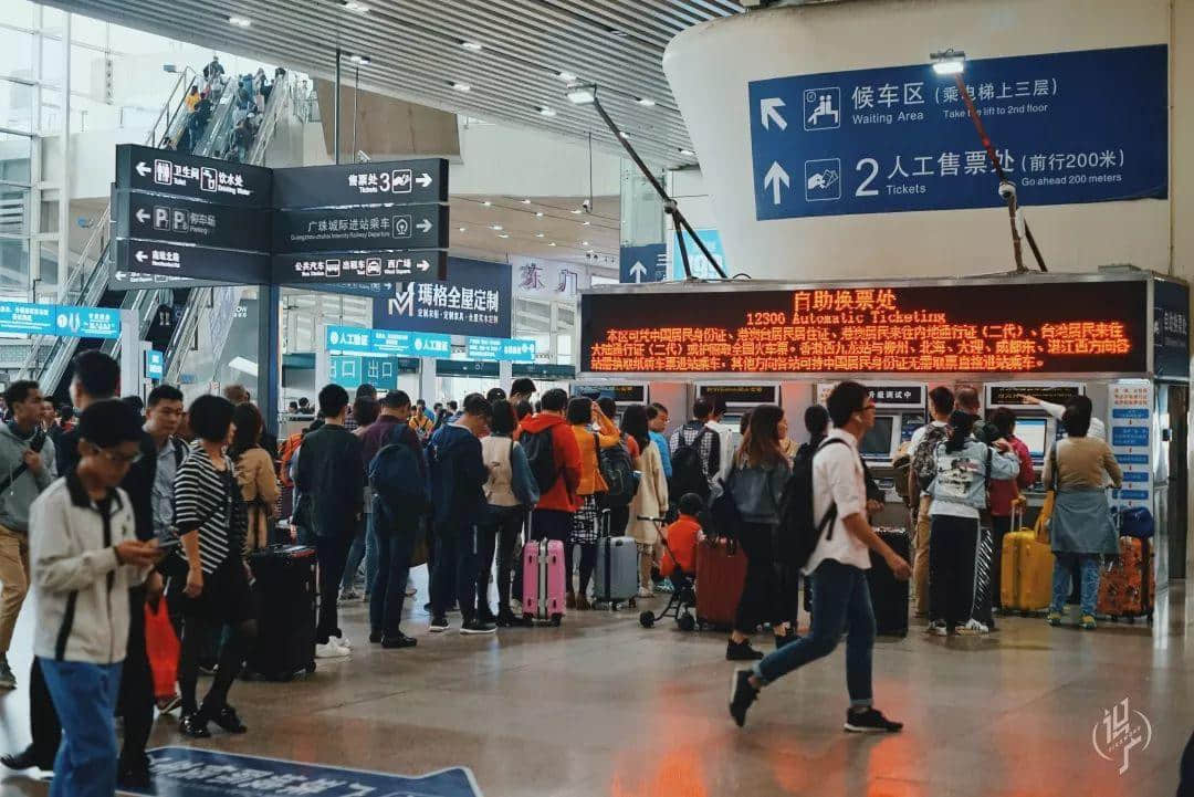 从黎明到夜深,广州人从一条队排到了另一条队 从黎明到夜深,广州人从一条队排到了另一条队