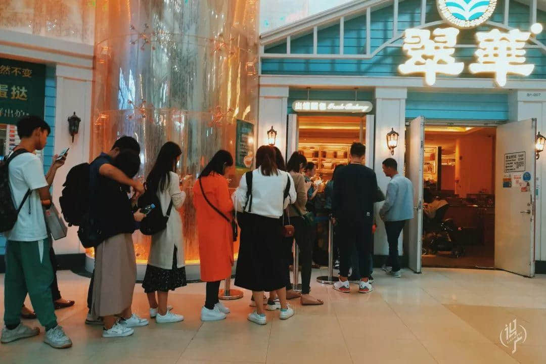 从黎明到夜深,广州人从一条队排到了另一条队 从黎明到夜深,广州人从一条队排到了另一条队