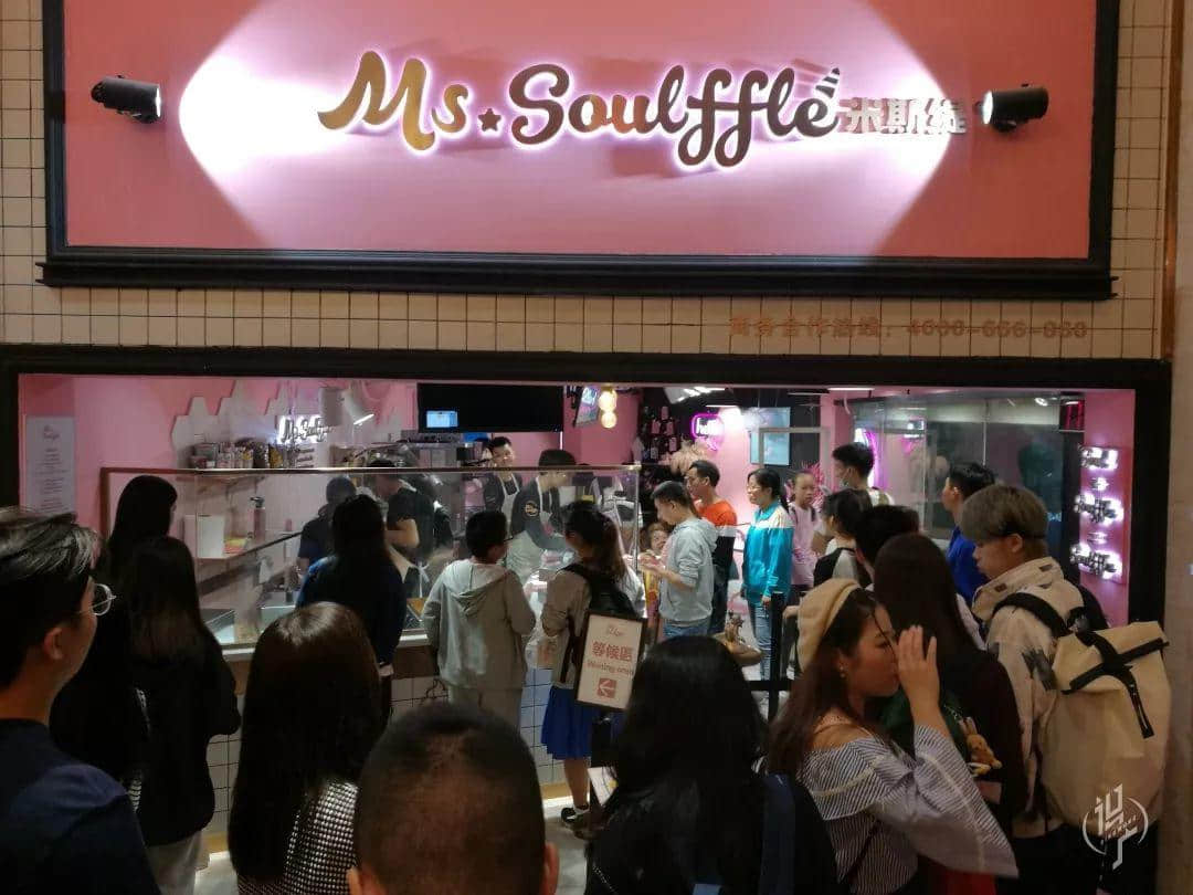 从黎明到夜深,广州人从一条队排到了另一条队 从黎明到夜深,广州人从一条队排到了另一条队