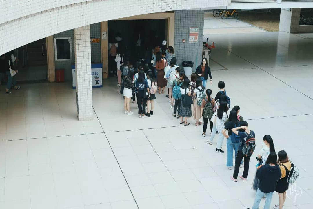 从黎明到夜深,广州人从一条队排到了另一条队 从黎明到夜深,广州人从一条队排到了另一条队