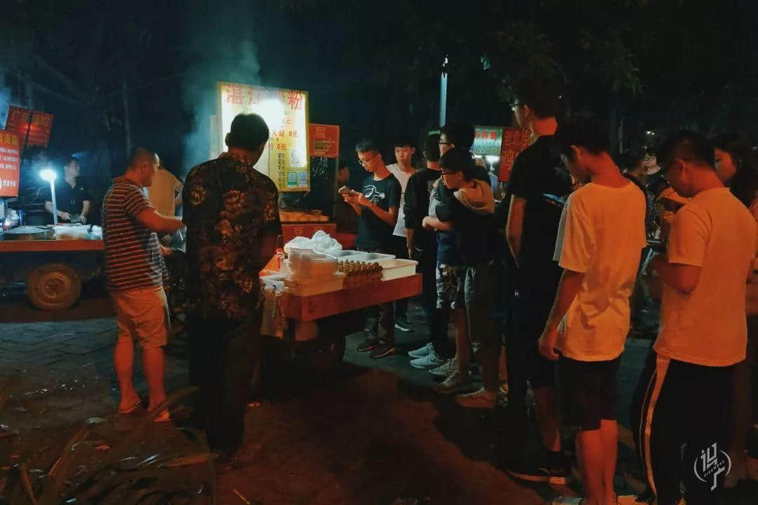 从黎明到夜深,广州人从一条队排到了另一条队 从黎明到夜深,广州人从一条队排到了另一条队