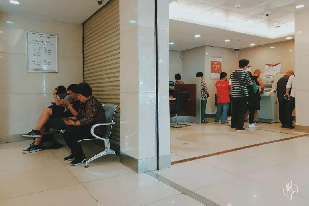 从黎明到夜深,广州人从一条队排到了另一条队 从黎明到夜深,广州人从一条队排到了另一条队