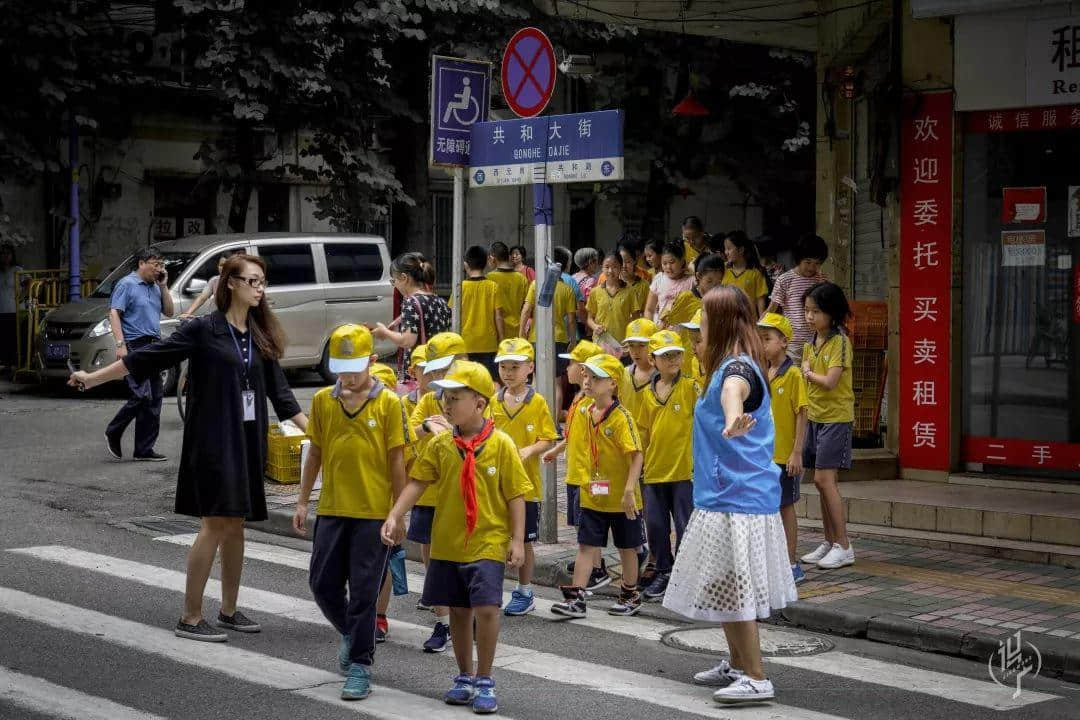 从黎明到夜深,广州人从一条队排到了另一条队 从黎明到夜深,广州人从一条队排到了另一条队